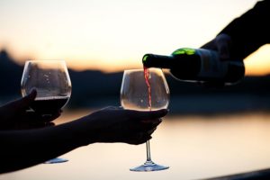 Как вывести пятна от красного вина